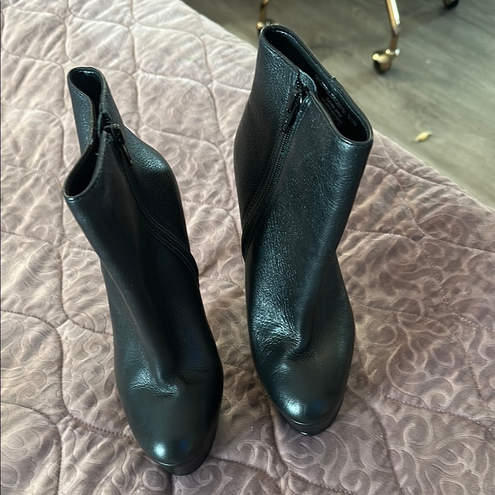 Black Heeled Boots with Sleek Silhouette